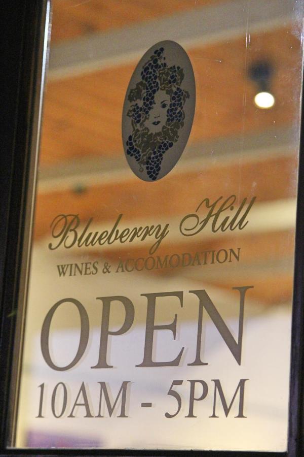 Blueberry Hill Vineyard Stay Rothbury Bagian luar foto